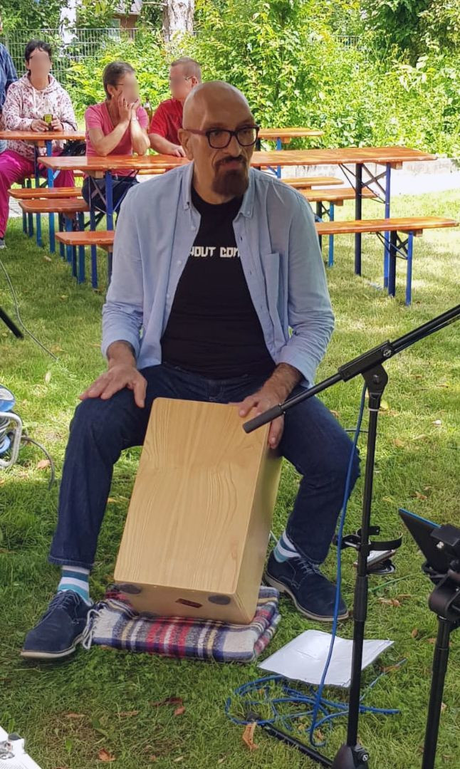 Ayho, Cajonist bei den DeeDots